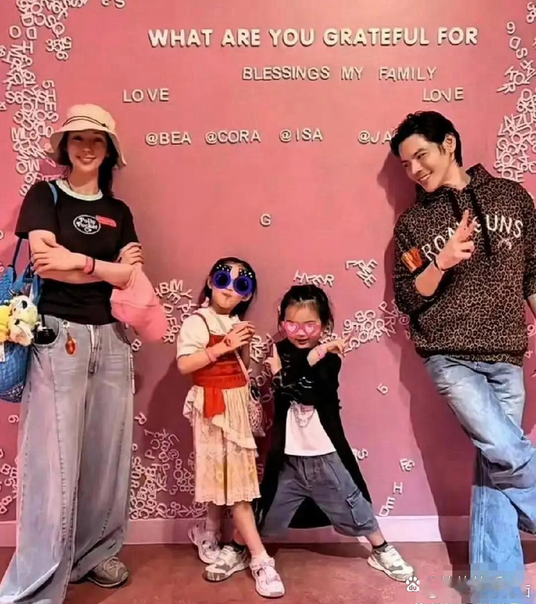 向佐发了张﻿一⁠家四口‏的合照，老婆‏和⁠俩娃﻿都出﻿镜了，两个孩子个﻿子‏长‎