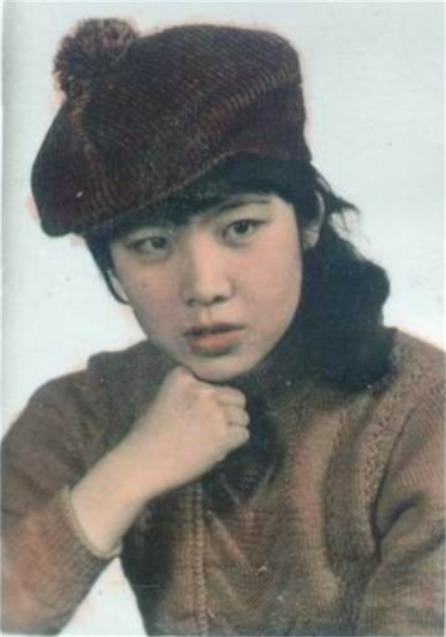 1962年，一古董商在一50岁寡妇家借宿，炎热难耐，寡妇好心为他铺了一张凉席，他