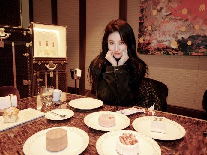 刘亦菲女友视角刘亦菲好会卖萌，完全是女友视角，状态也超在线的，美得很权威很轻轻松