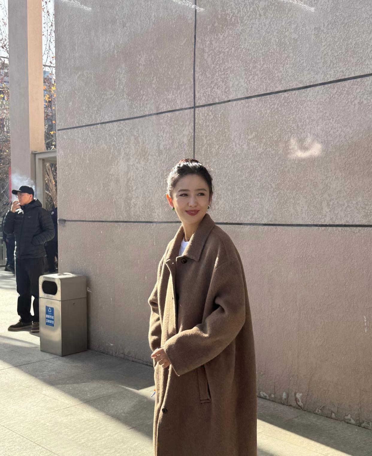 网友在中戏遇到明星佟丽娅温柔漂亮但明显发福见老，靳东又高又帅很有派!实话实说4