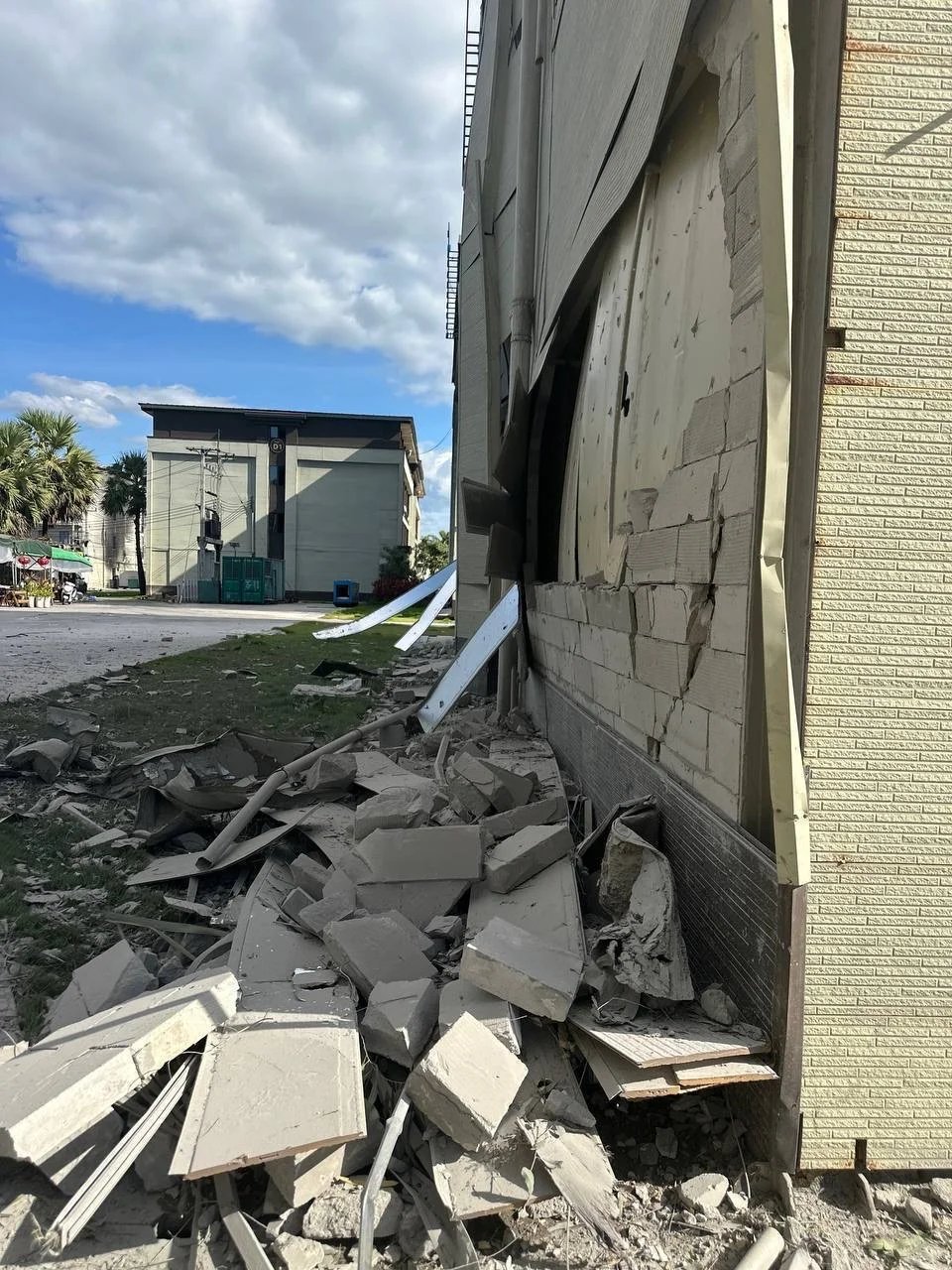 KK园区已被严重破坏今天早上那个视频是东风园区的爆破，后续四大园区还会接连被爆破