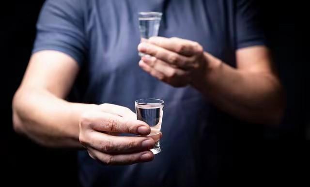 陕西，男子拎着2瓶白酒，去女友姑父家做客。吃饭时，男子和姑父喝光一瓶白酒后又开一