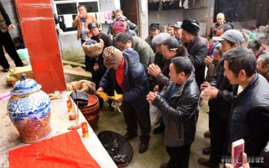 2016年，四川简阳一农民在迁祖坟时，挖出了一个装有祖先骨骸的青花瓷将军罐！专家