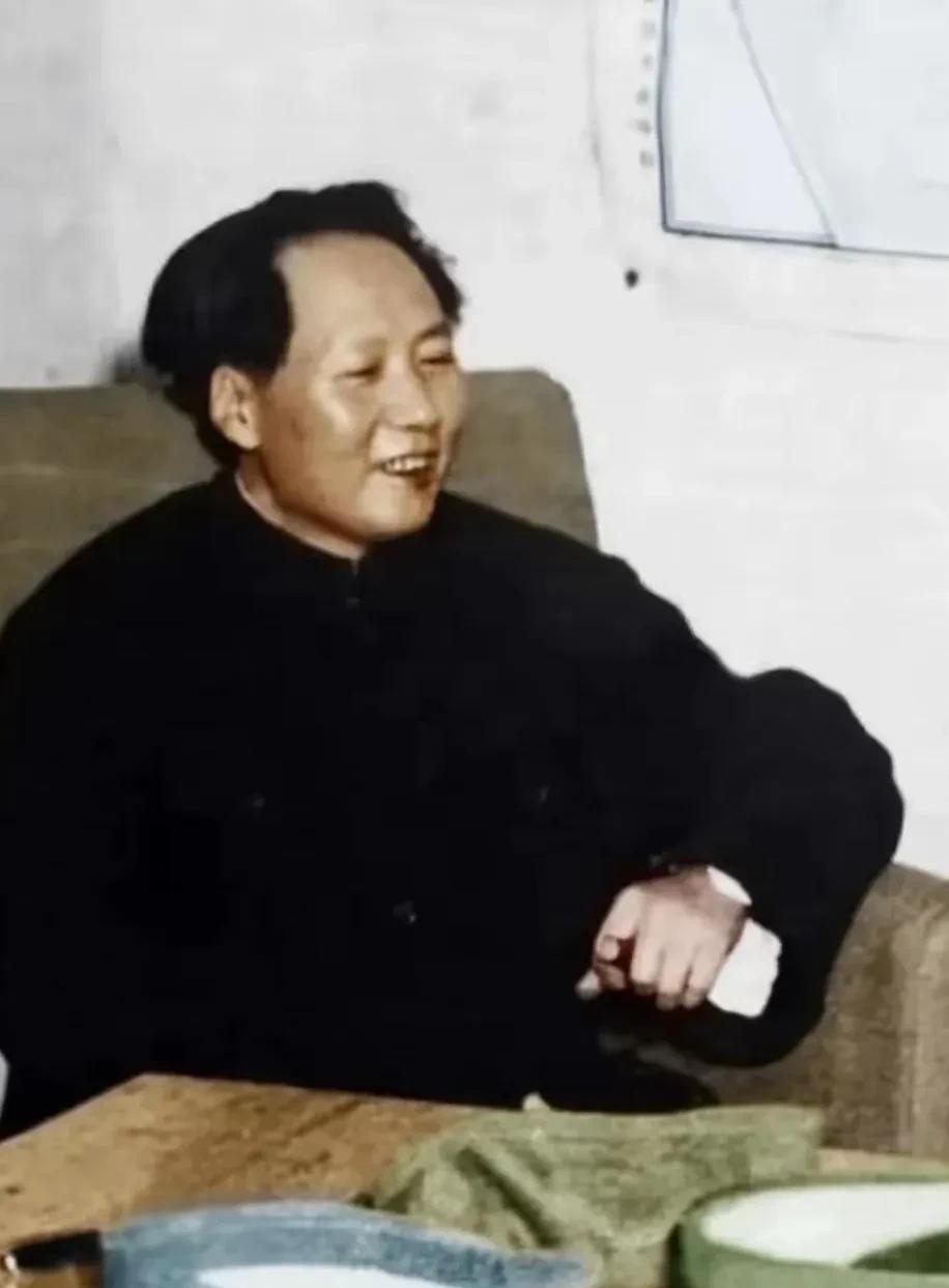 老人家这张照片，笑得非常的开心，非常的自然，感觉像是在开会时留下的画面，应该是几