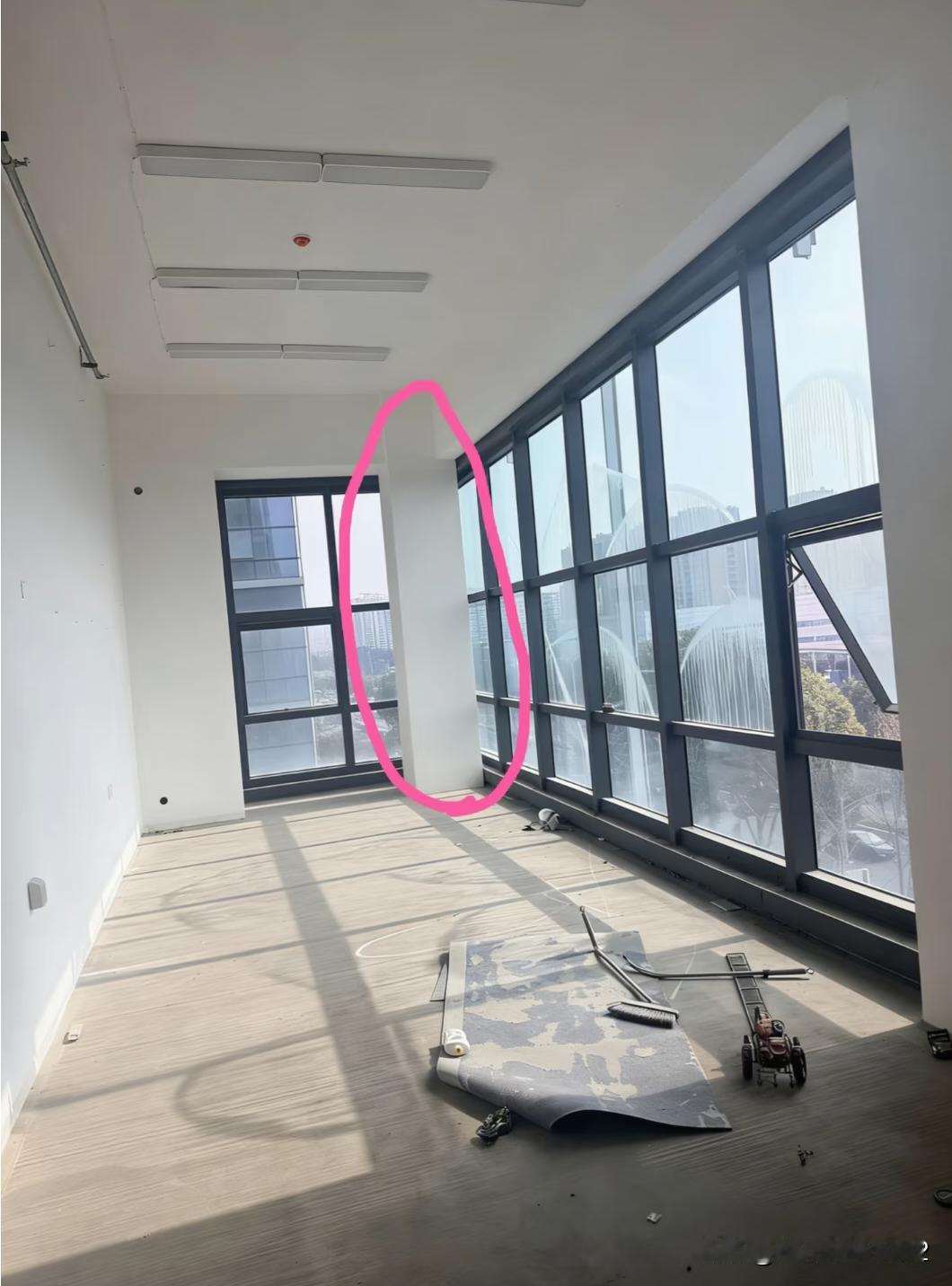 我家这个柱子到底该怎么救？😭家人们谁懂啊！新家最对面那排落地窗中间，突然冒出