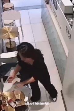 只是一只猫吧？小姐姐用的着这样吗~