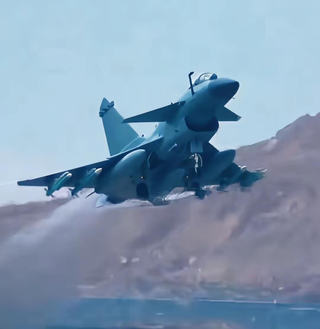 德黑兰的天空出现了多架歼-10C战斗机，让伊朗民众惊讶不已。但这些战机