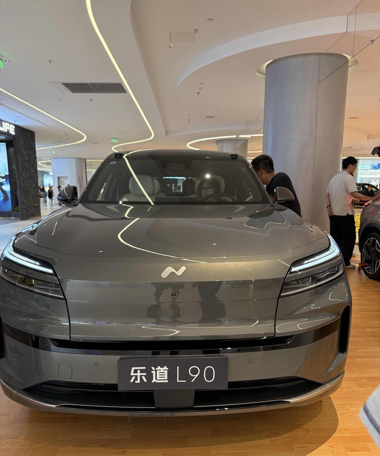 又在门店逛到了乐道L90，而且是白色内饰版本，这个颜色感觉比我之前看的棕色内饰又