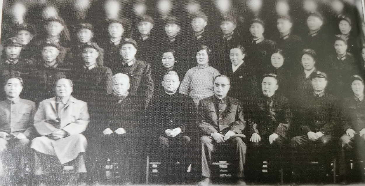 1963年在北京的珍贵合影，前排都是老一辈无产阶级革命家，其中三位国家主席紧挨着