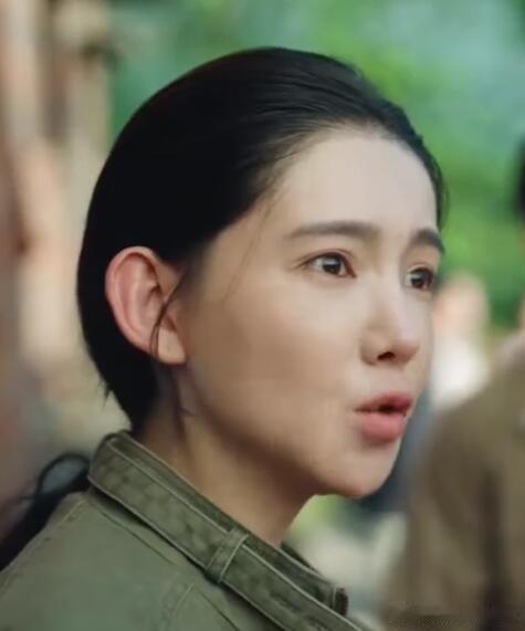 重案六组新娘素颜警察全妆 对比感直接拉满，案件里受害新娘素面朝天，办案女警妆容