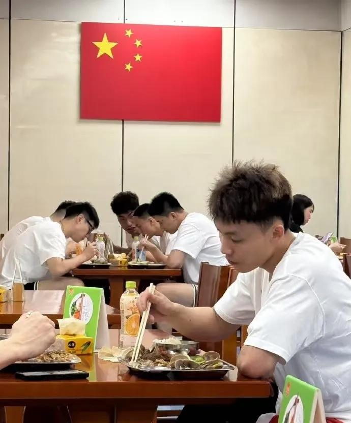 中国男篮集训队在食堂吃饭一张照片暴露胡明轩和徐杰的关系！只见徐杰和对面一个人