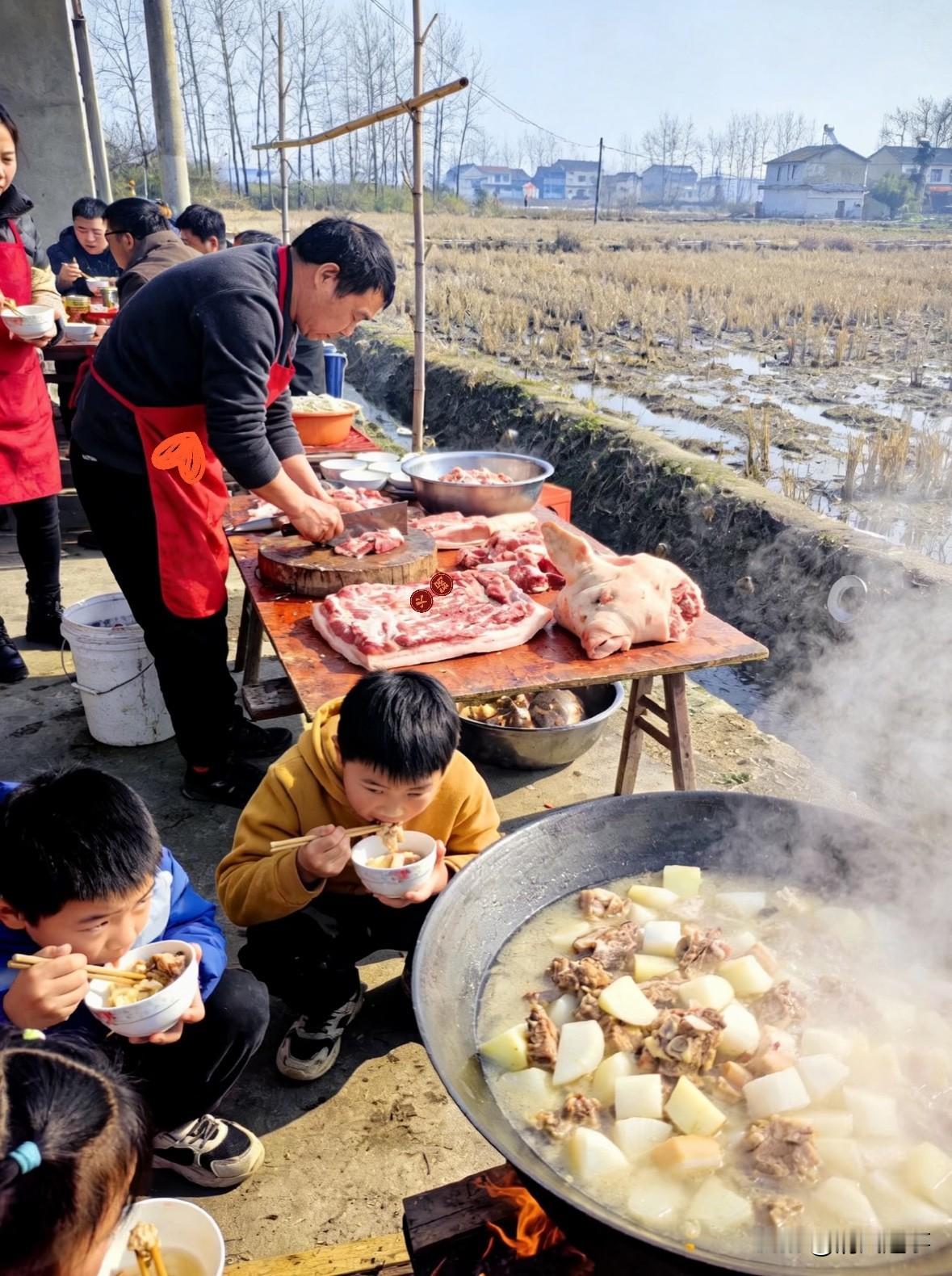看着呆呆家门口那乌泱泱的人群我只觉得后背发凉。三天时间，一个普通农家博主的