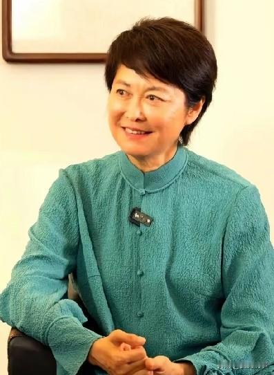 退休年后工作还是少干一点，敬一丹不是没有条件去好好享受生活，而是对工作的热情占据