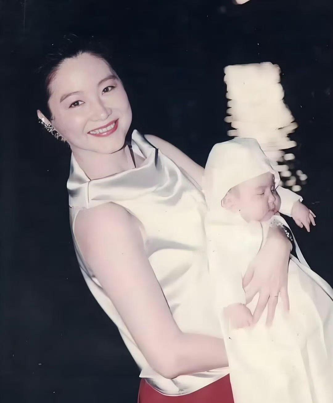 哇塞！居然是刚生完二胎的林青霞！这状态直接封神都不过分。她身上那股优雅的气质，一