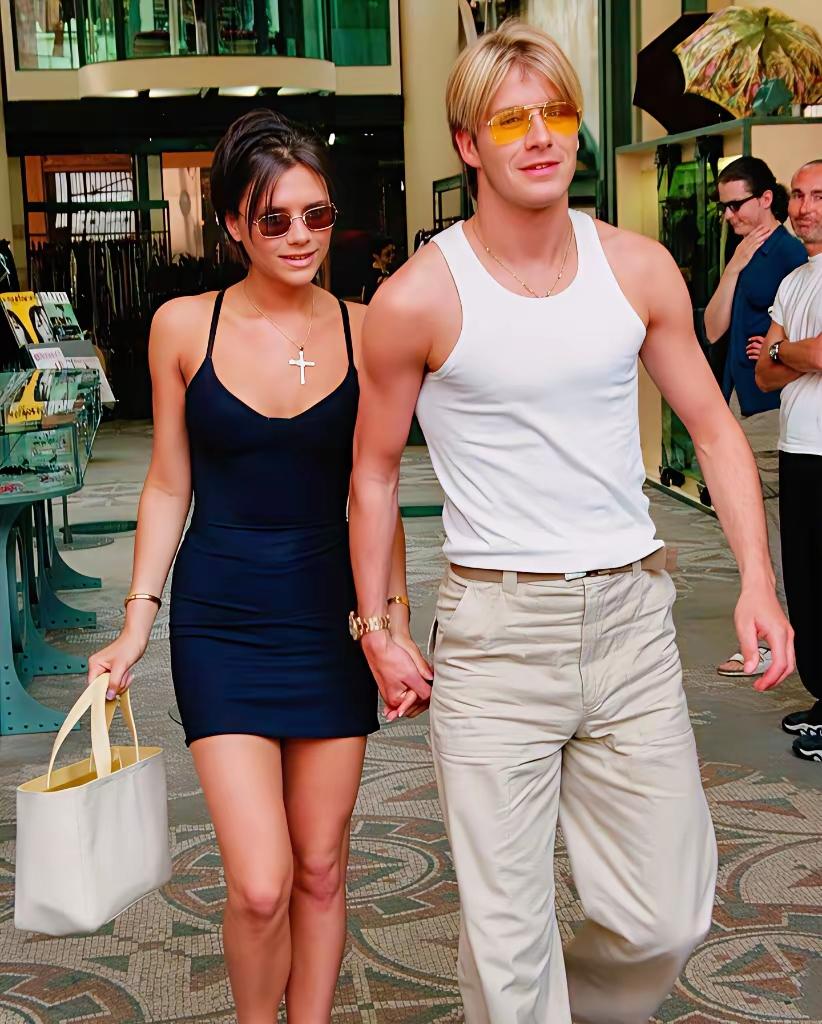 早期相恋时的贝克汉姆与维多利亚无美颜和滤镜的加持,小贝简直帅爆了,颜值与身材皆