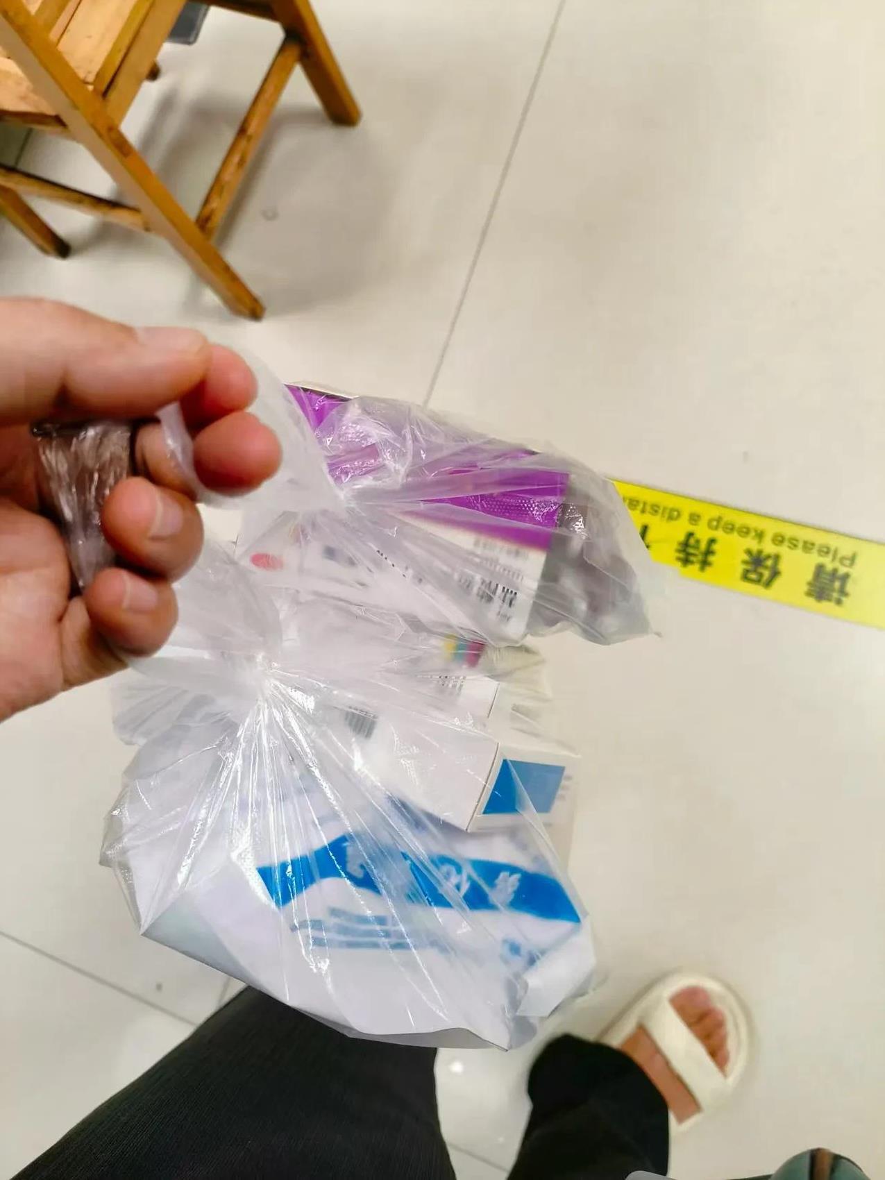 摆摊挣了个寂寞。上个礼拜我就开始摆摊了，但因为没人帮带孩子，我就只能带着孩子去
