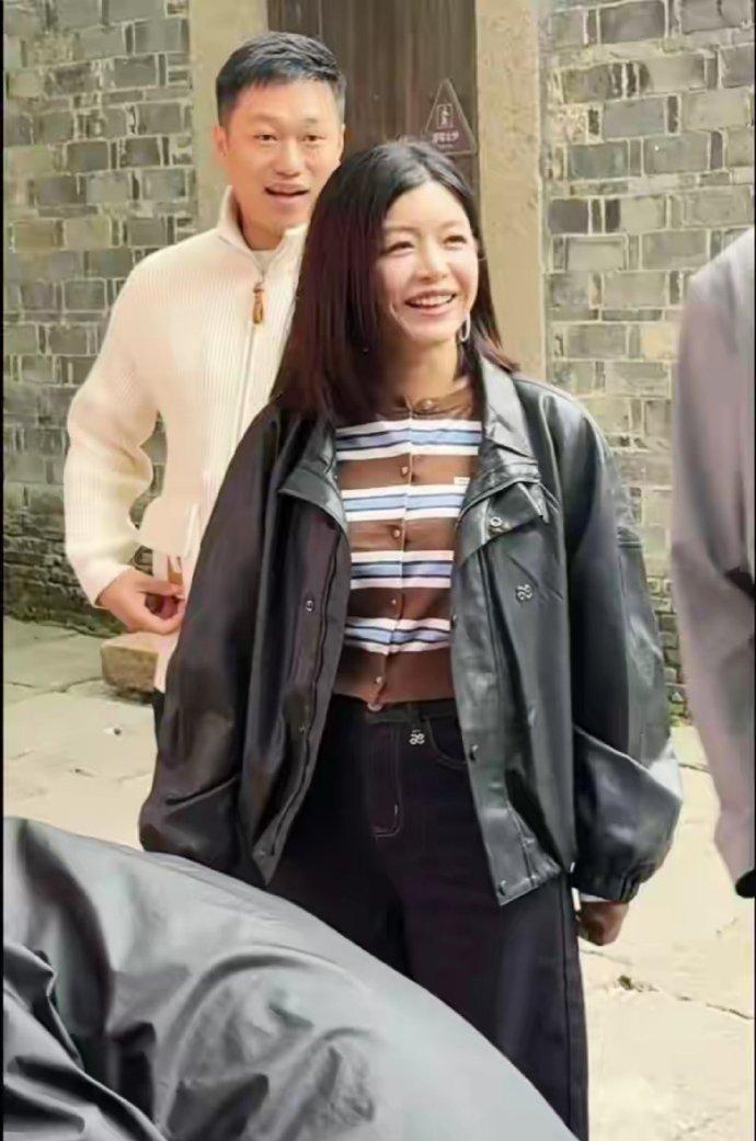 最近陈妍希现身乌镇，她这次搭配的很潇洒，看上去也非常的有型。她里面穿时尚的条