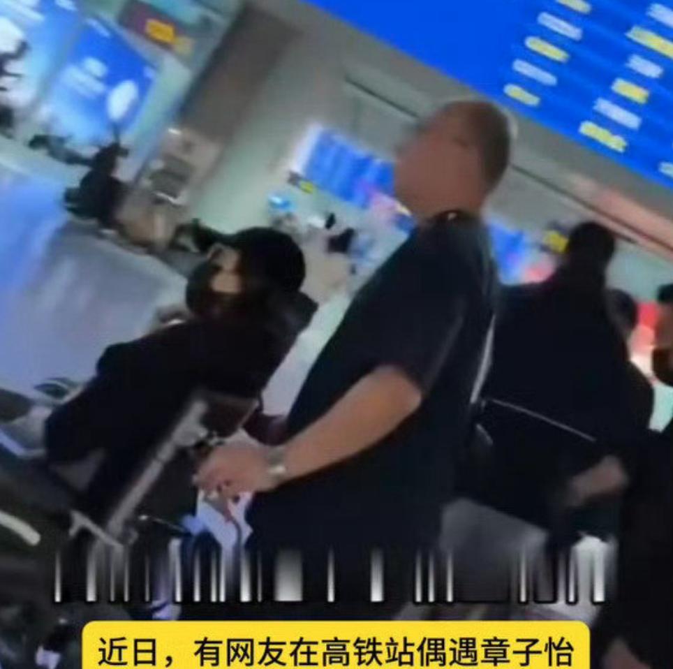 章子怡，回应来了！4月29日，章子怡登上热搜，原因是有路人在高铁站偶遇章子怡，