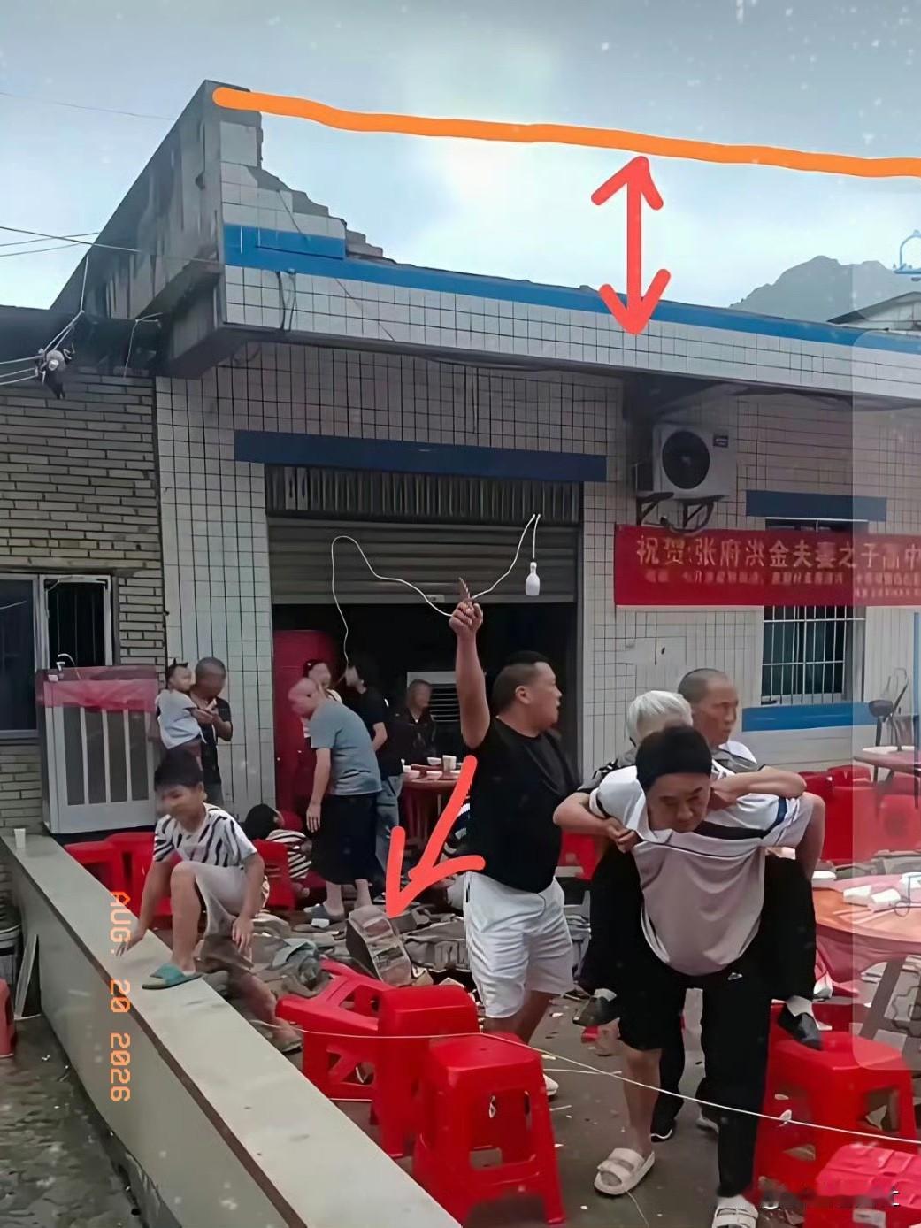 四川这起升学宴惨剧的罪魁祸首终于浮出水面——竟是建筑顶端的“女儿墙”坍塌。这面看