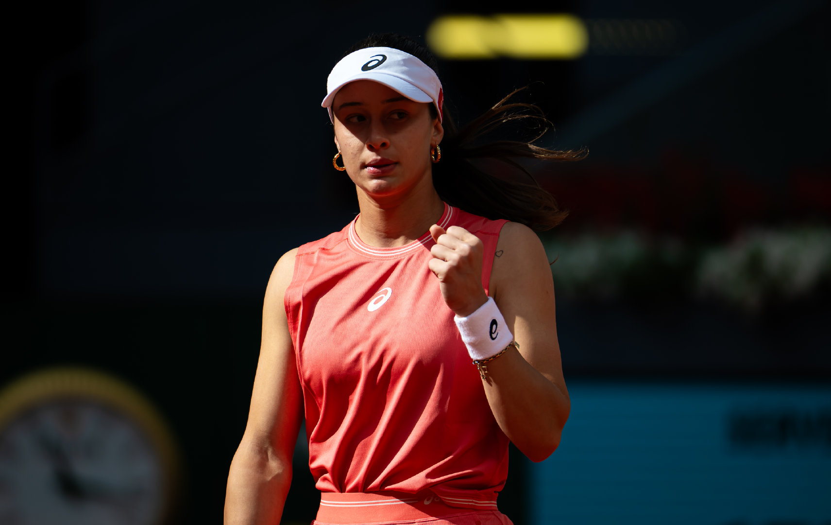 WTA1000马德里站第二轮，森梅兹以6-16-7(4)6-2淘汰本土头号女