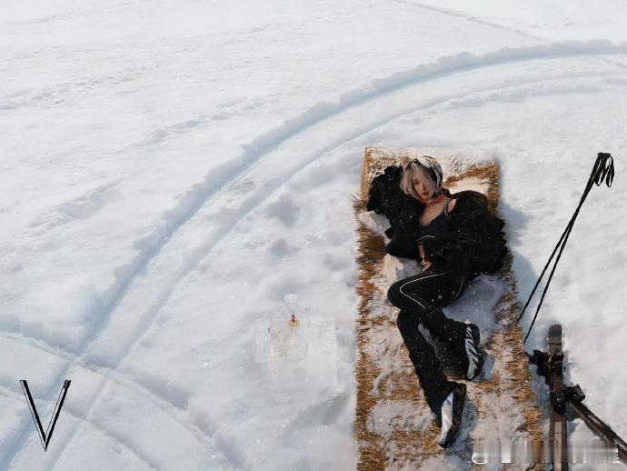 朕从未见过这样的李冰冰李冰冰金发造型堪称神级！静态镜头里气场全开，动态画面中飒