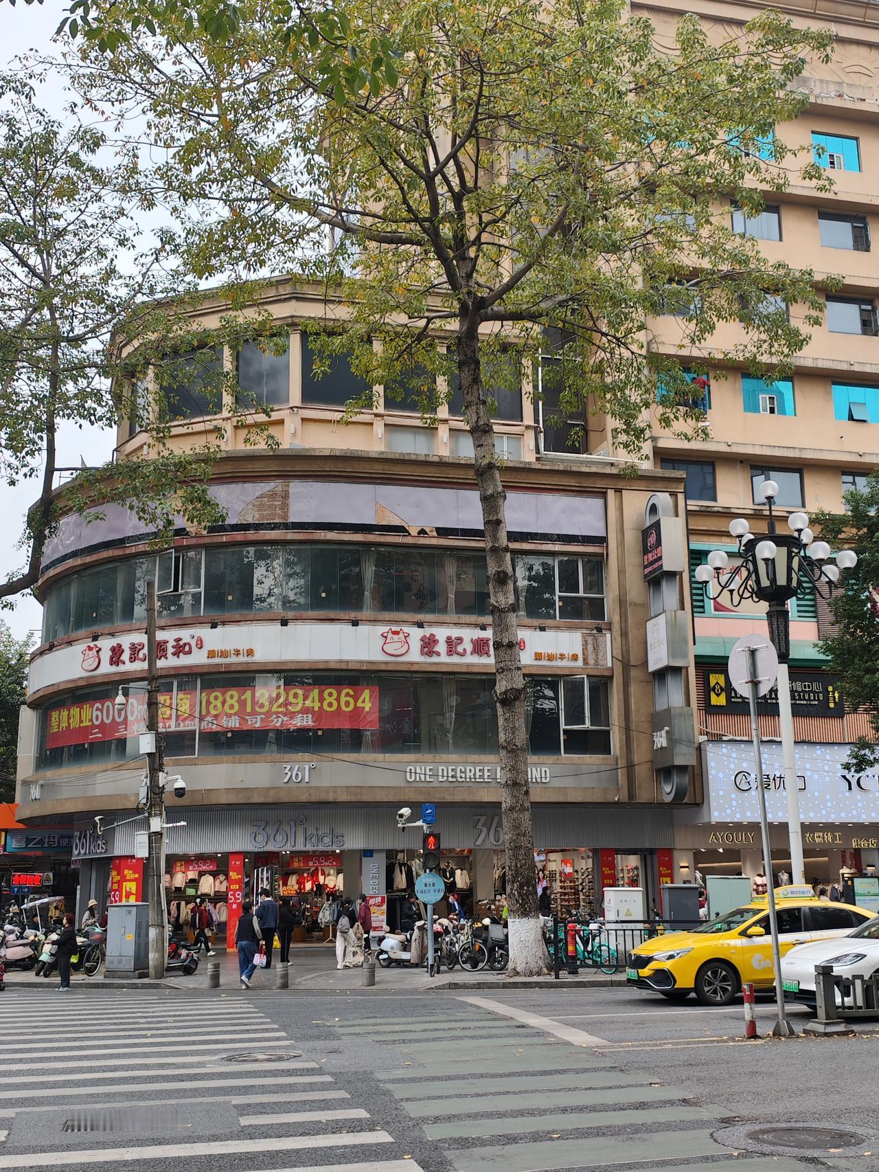 今天过来黄埔区大沙地，看见这动楼搞装修，说起这栋楼，老黄埔区住大沙地的人都知道最