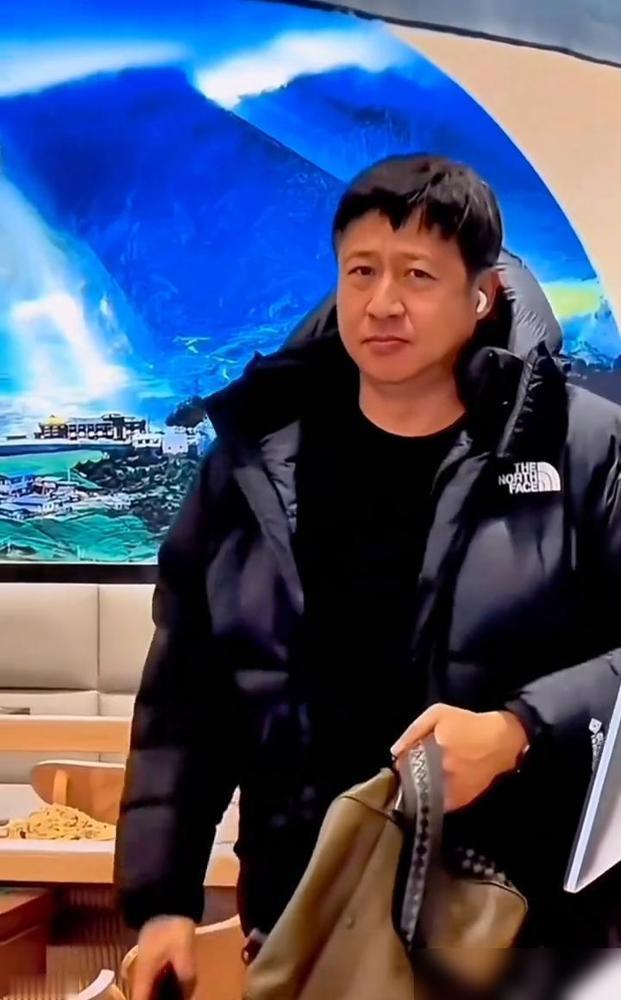 别信“聚是一团火，散是满天星”。北京电影节，他们又坐在一起。没有拥抱寒暄，直接盯