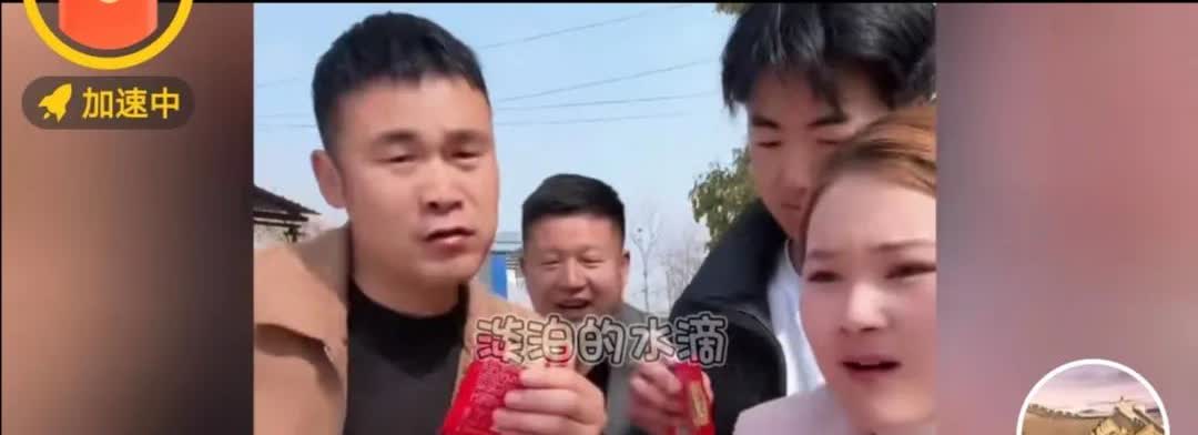 阿杜和他妈妈一样，都是三只手！！雨露在直播间售卖小食品的时候，哥哥阿杜前来助