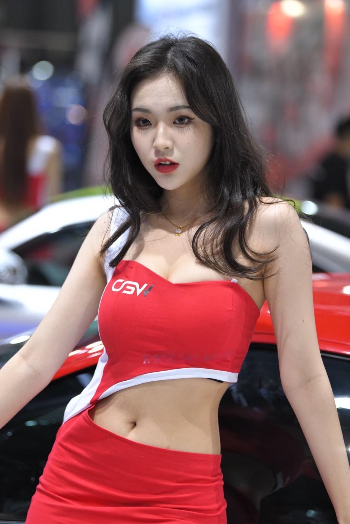 这才是车展该有的氛围！姐姐和法拉利锁死了🔒美少女美景分享分享街拍女孩街拍美