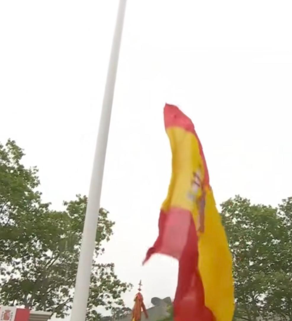 近日，在西班牙武装力量日庆祝现场，当进行到升旗仪式环节时，国旗突然脱落，现场一片