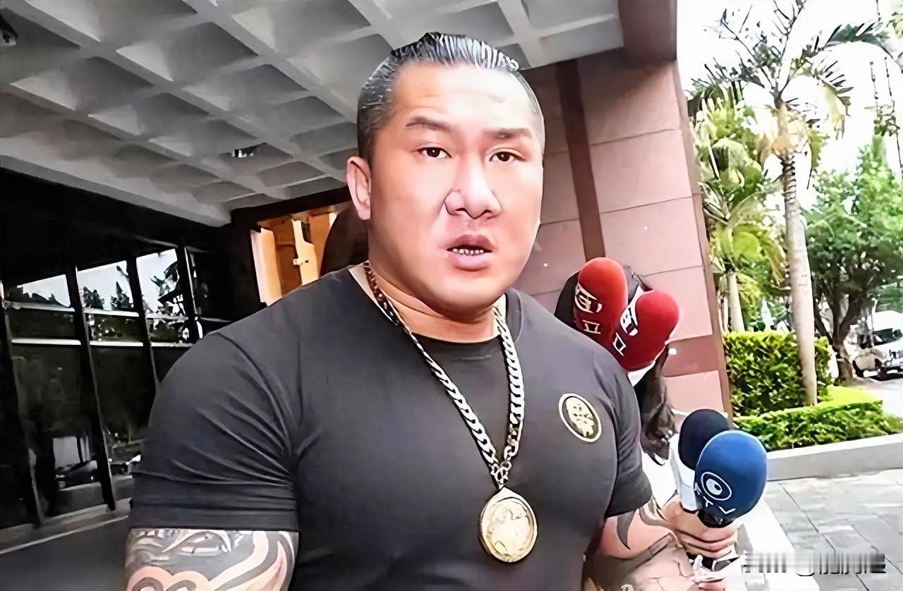 馆长（陈之汉）昨晚直播不点名批评黄智贤，圈内人都知道：说的是她近期黄智贤公