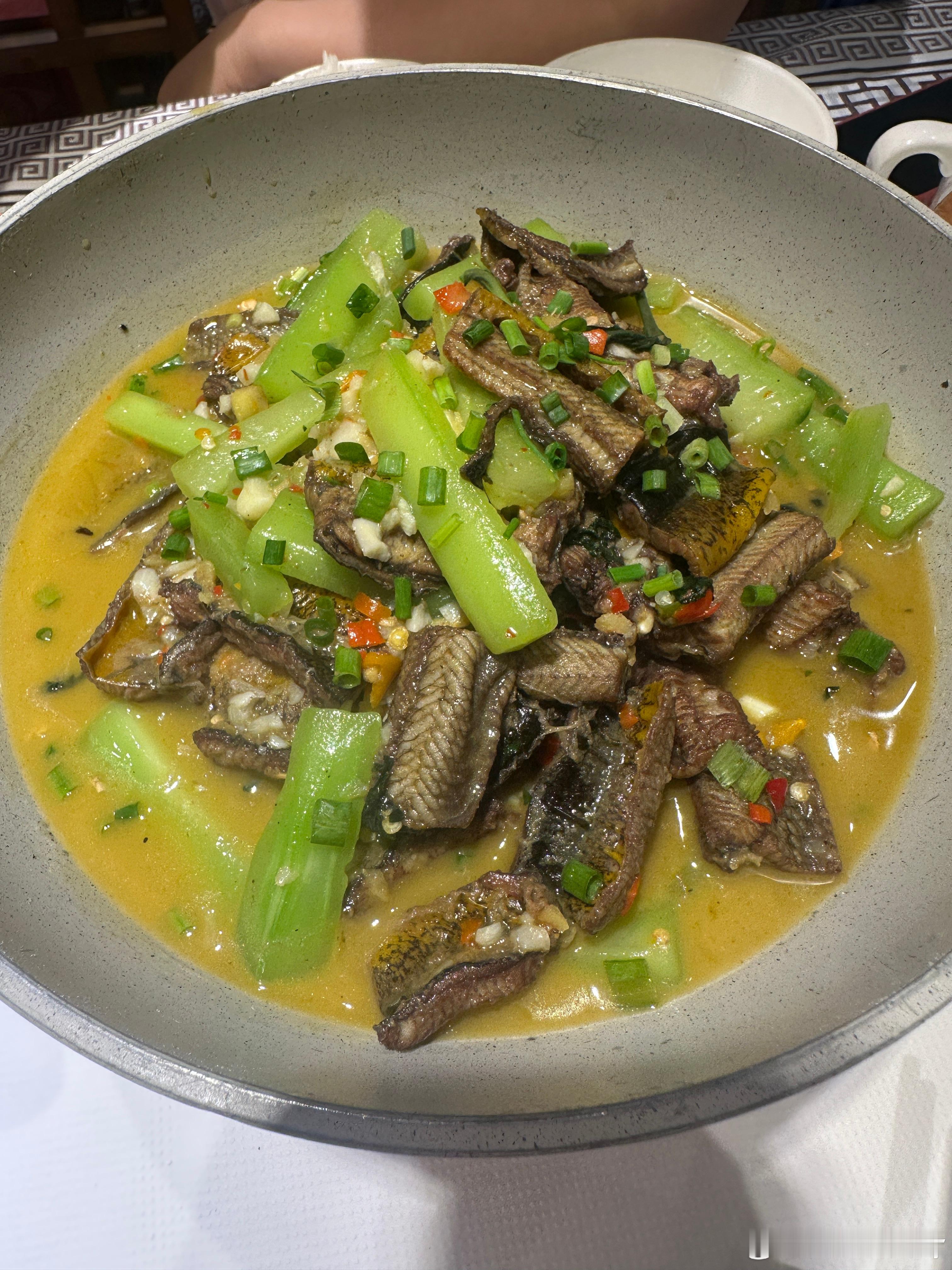 打卡湖南土菜馆，食材新鲜地道一个菜100块你觉得贵不？深圳