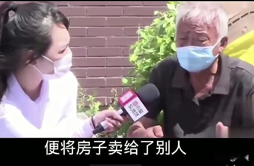 70岁任大爷睡在马路上，靠好心人给点吃的活命。他向记者哭诉。32年前，在一次聚