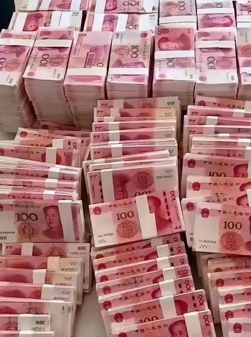 发小打电话借五万，说老婆住院差手术费，下个月就还。老婆不同意，说咱家就八万存款，