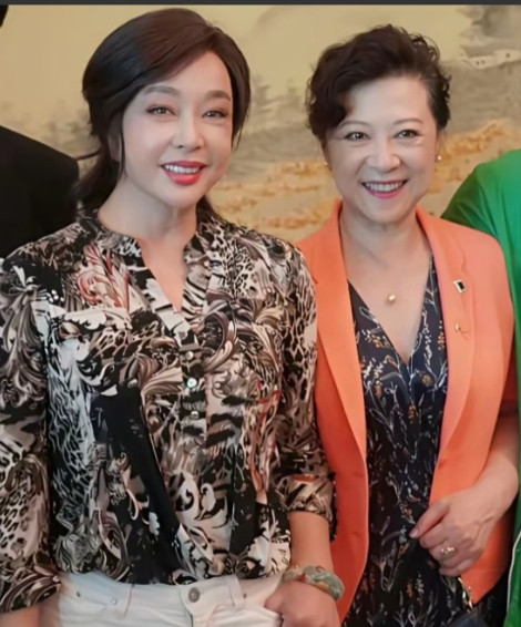 74岁的刘晓庆和75岁的王馥荔一起合影，看上去刘晓庆确实是比同龄人显得年轻，两位