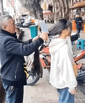 小姐姐：大哥，你可得小心点呀。