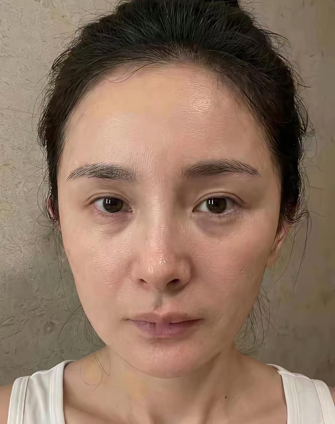 杨幂，真的太敢了！杨幂已经39岁了，完全没有了偶像包袱。她还把她素颜照放出来