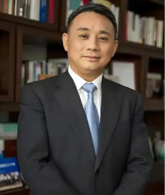 关于“体制内退休费太高”，经济学家毛振华公开提出：现在体制内退休人员拿的养老金