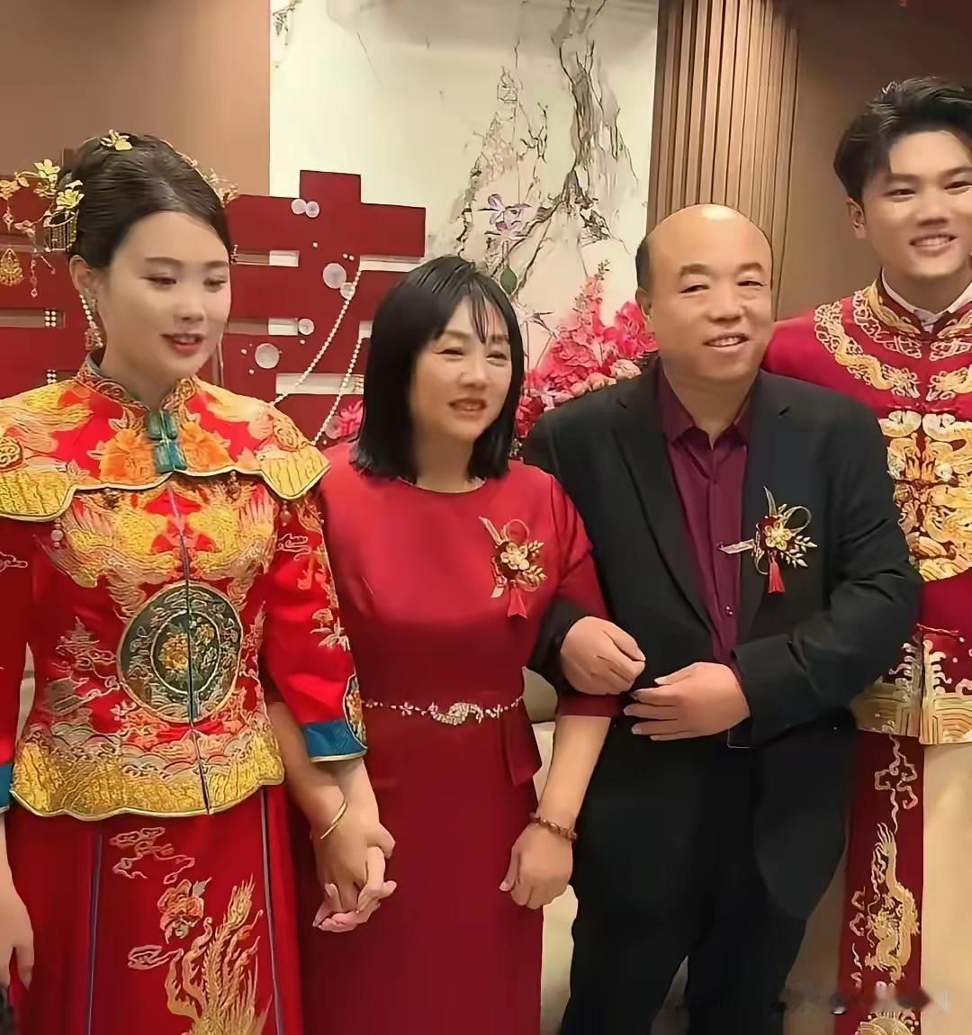 父爱如山，母爱如水。儿终于到了身披红妆，迎接同样是红妆的新娘，这一段爱情这