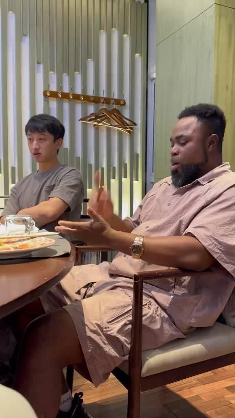 这个非洲博主的观点，我觉得还是比较客观的。他说：“很多没有来过中国的外国人，