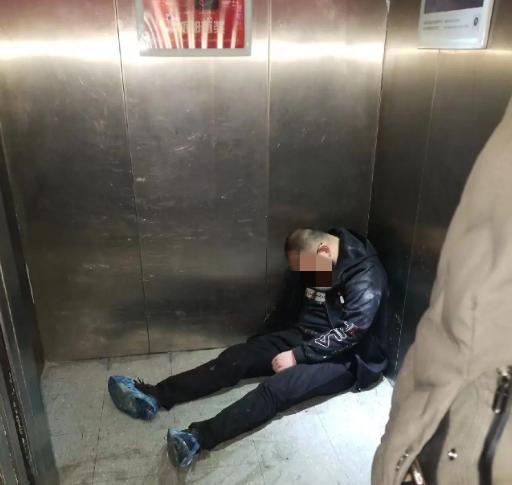 江苏盐城，一男子醉酒后独自回家，结果在电梯内“睡着了”。当邻居发现男子叫不醒后
