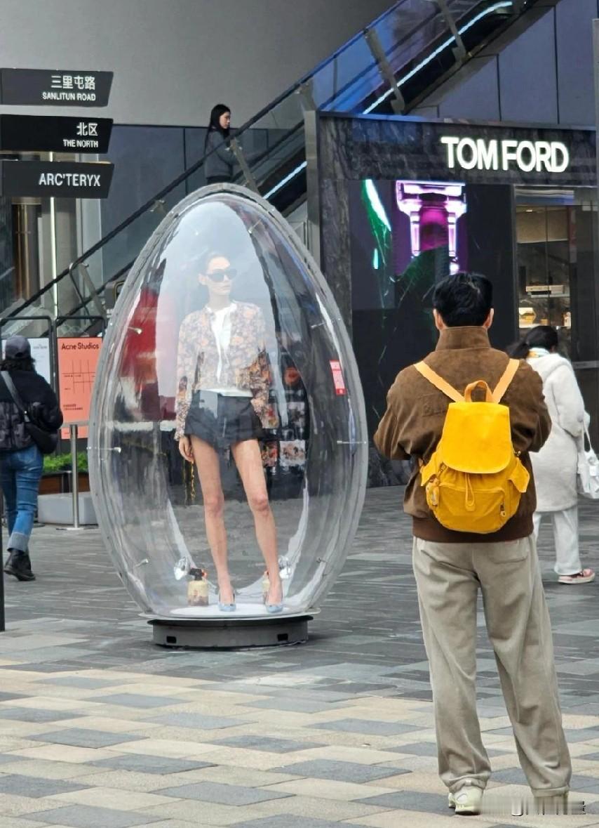 模特换成真人有啥意义，放个假人不一样站吗？