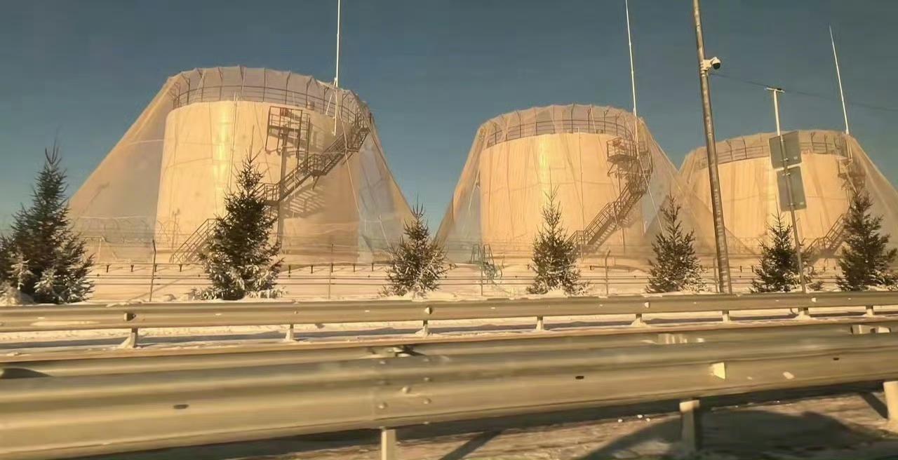 俄罗斯国内的大型油罐，现在都长这样，外面罩一张巨大的金属防护网，防止乌克兰的无人