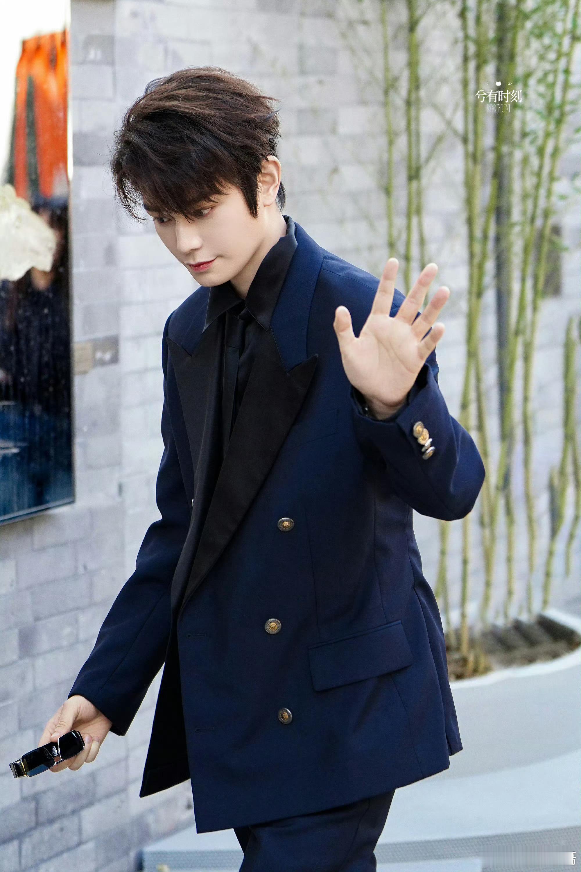 别说内娱了，我觉得丁禹兮的脸放在国际来说都好权威。。丁禹兮范思哲