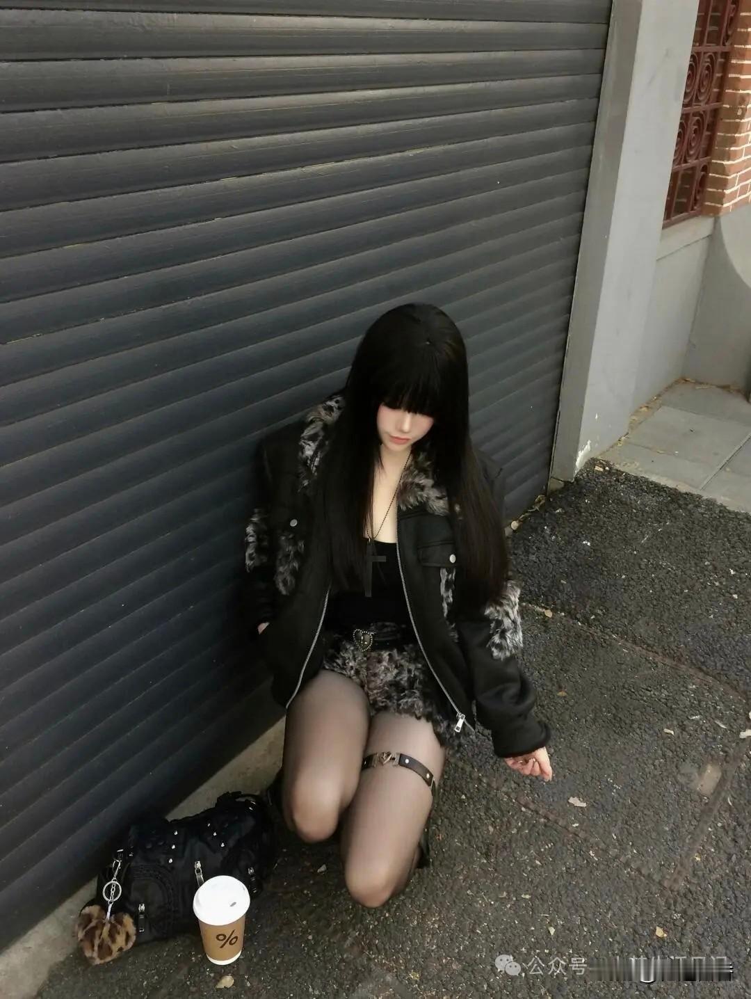 冷风中独自蹲坐，一杯暖咖啡相伴。！