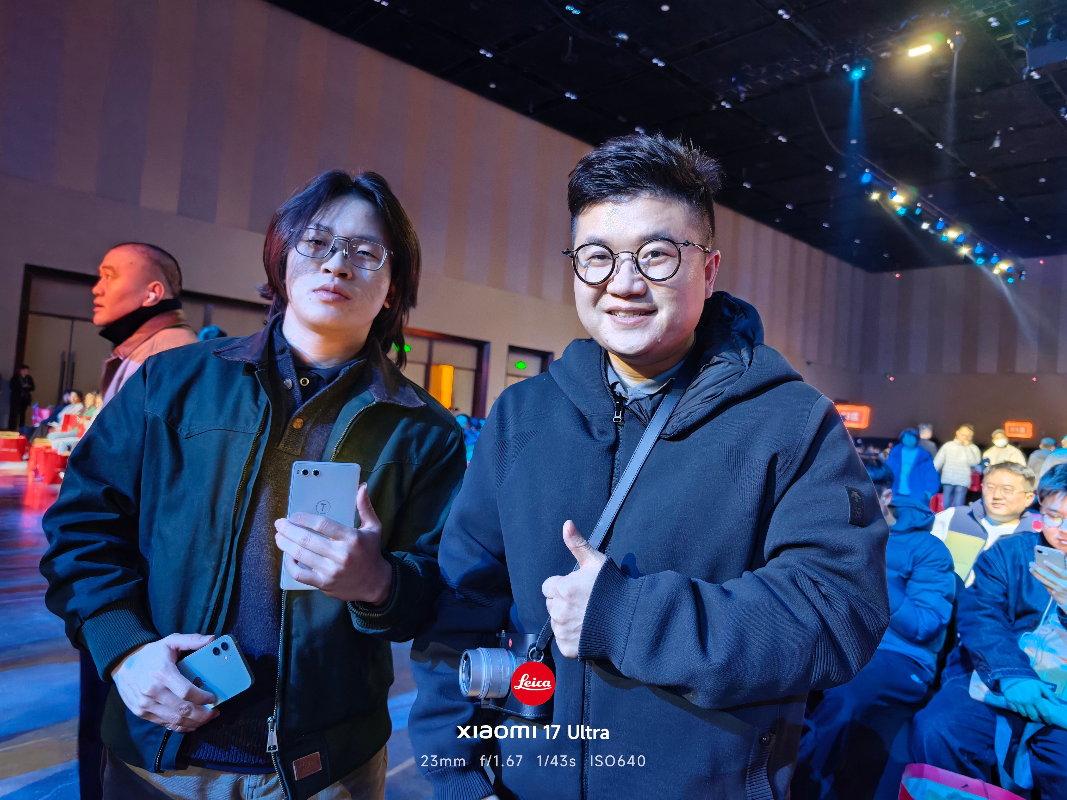 在老罗分享会也遇到了老粉,他还拿了一部珍藏的锤子手机！太帅啦！