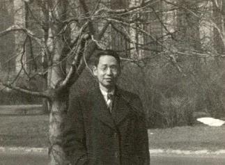 1950年，船到横滨，美军冲上来把他押走。台湾大学校长傅斯年急电：“望兄来