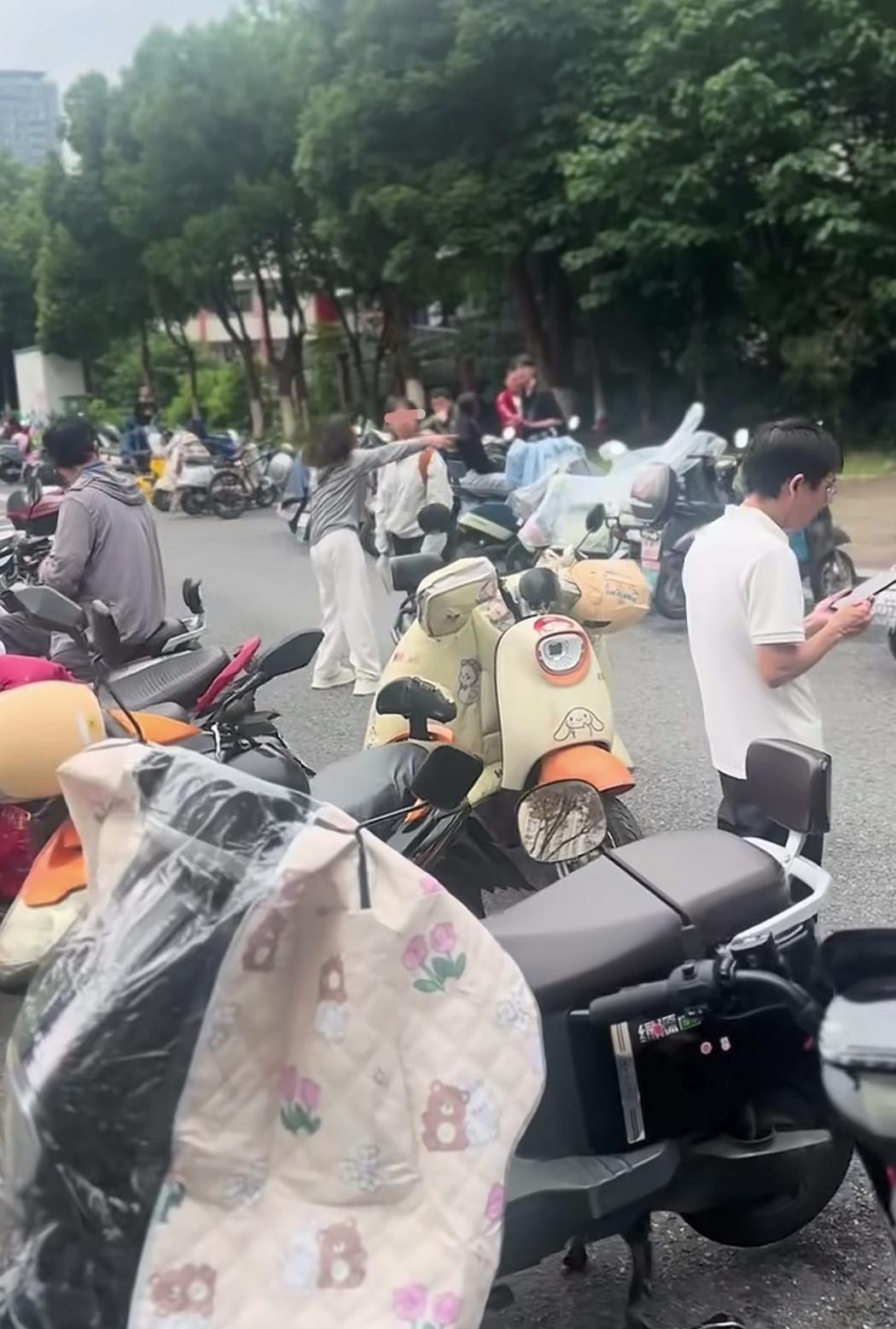 又一个没进去考场的，不知道是哪个地方的考生，也不知道是迟到还是丢失证件，反正就是