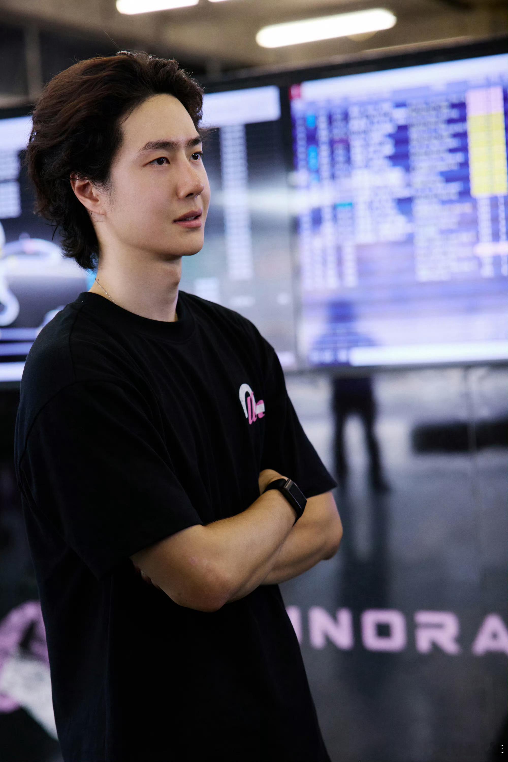 工作室发了王一博素颜王一博的素颜照谁还没看王一博工作室发的素颜照！清清爽爽的模