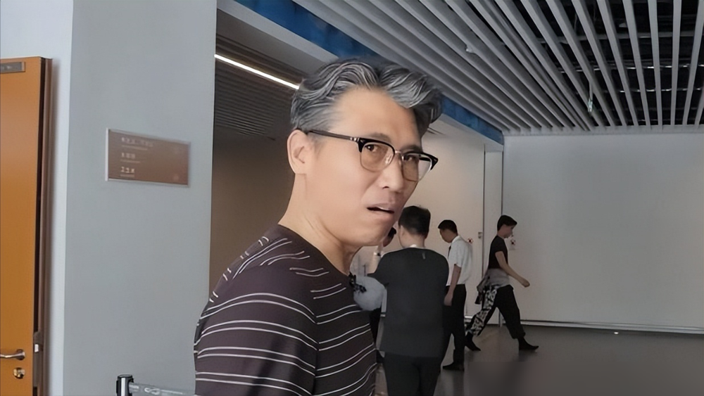 胡军一句你咋这么抠呢，把李乃文整不会了。起因是仨人在片场点外卖，地址填错了。佟丽娅二话不说，直接追出